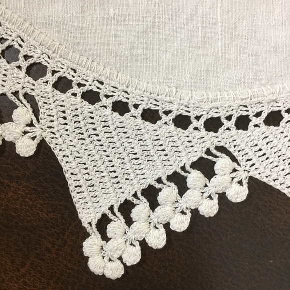 Vintage Round Centerpiece Tablecloth Doily Dresser Scarf Display Vase Table Lamp - Picture 2 of 4